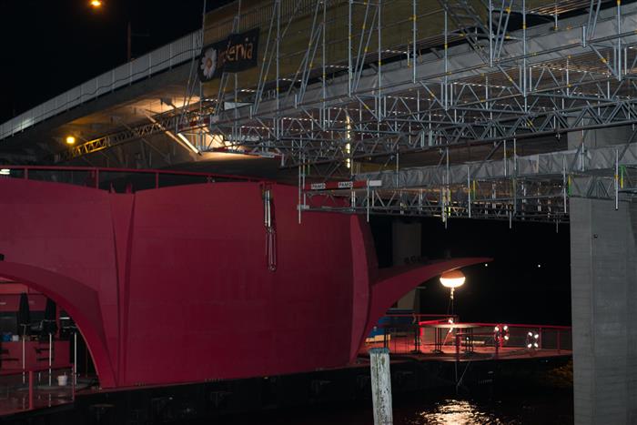 Seerose unterquert die Achereggbrücke in Stansstad