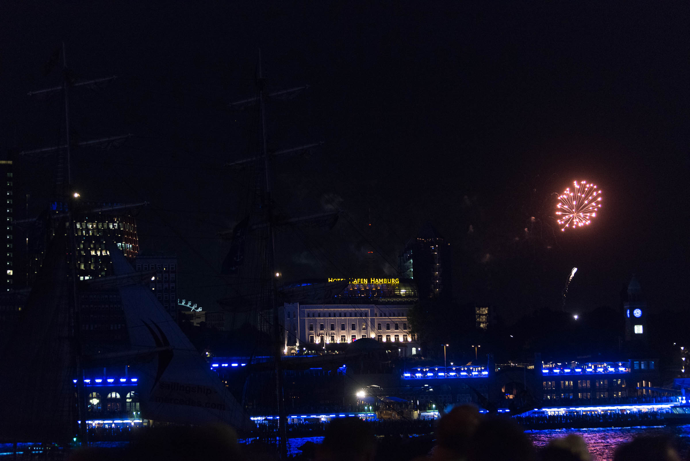 Feuerwerk in Hamburg - hautnah erleben - www.Luzerner-Dampfschiff.ch