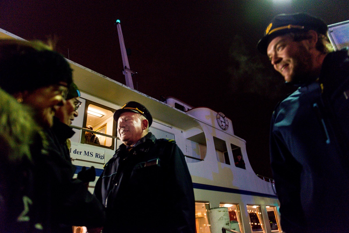 Motorschiff Rigi fährt zum letzten Mal mit Schiffsführer Kurt Hunziker in Luzern ein