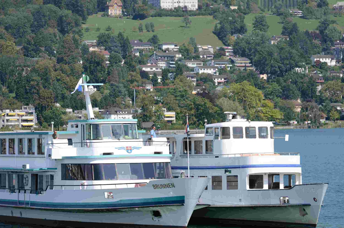 namenloses Motorschiff Pilatus wird nach Rotzloch gefahren